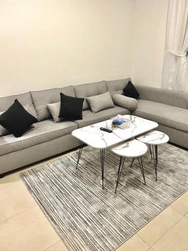 sala de estar con sofá y mesa en غرفة وصالة بدخول ذاتي, en Riad