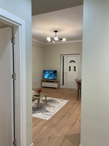 een lege woonkamer met een televisie en een deur bij Villa VSV:Second Flat+Parking in Bathoria