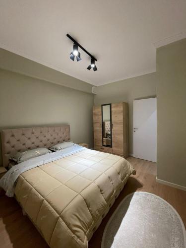 een slaapkamer met een groot bed en een plafondventilator bij Villa VSV:Second Flat+Parking in Bathoria