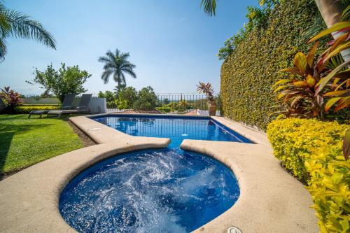 una piscina en un patio junto a una valla en 4BR House in Santa Fe Golf Club with Wifi and Pool, en Alpuyeca