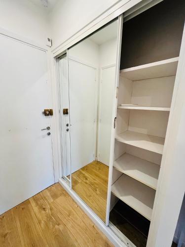 - un dressing avec une porte en verre dans l'établissement Luxury Studio à Cannes/Croisette, à Cannes