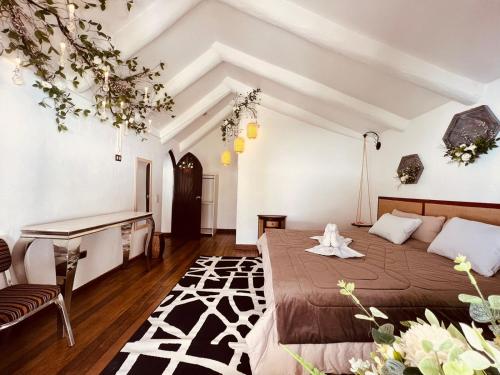 ein Schlafzimmer mit einem großen Bett und einem Klavier in der Unterkunft VPX INKAS HOTEL Sacred Valley in Pisac
