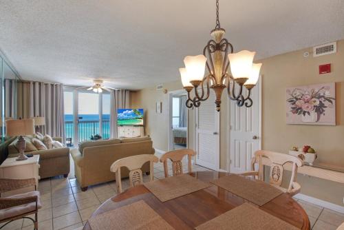 een eetkamer en een woonkamer met een tafel en stoelen bij Pelican Beach 1612 condo in Destin