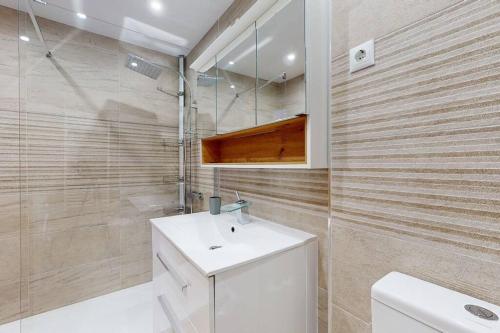 een badkamer met een witte wastafel en een spiegel bij Casa-Zeelandia Haciënda Riquelme Sucina Murcia in Sucina