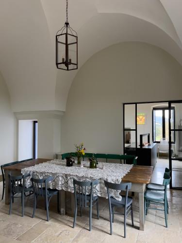 een eetkamer met een tafel en stoelen bij Masseria Celeste in Fasano