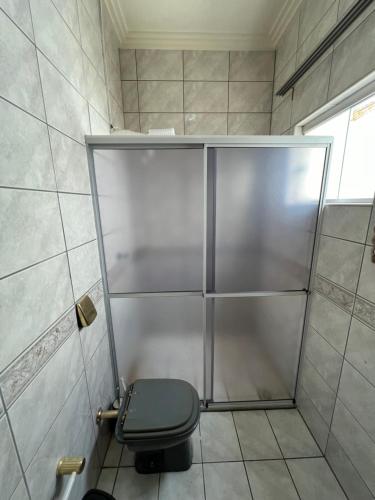 a shower stall with a toilet in a bathroom at Suíte completa no centro de Sinop in Sinop