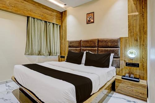 A bed or beds in a room at OYO Flagship Hotel Meet Palace