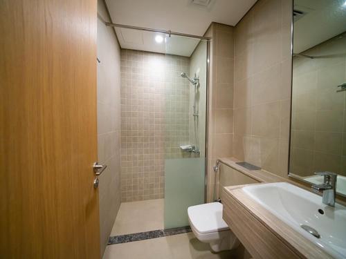a bathroom with a toilet and a sink and a shower at أجمل مكان in Al Ḩamrīyah
