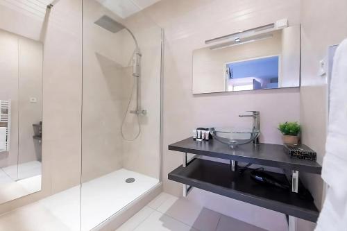 une salle de bain avec un lavabo et une douche dans l'établissement Nice 2 Rooms in the heart of Cannes, à Cannes