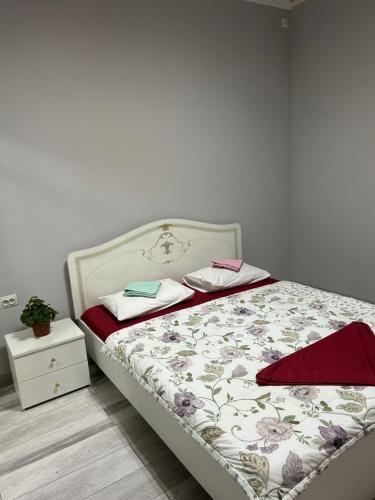 ein Bett mit Kissen darauf im Schlafzimmer in der Unterkunft GuKu Fly Apart in Turksib