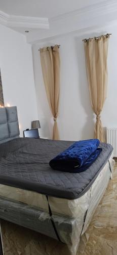 Bett in einem Schlafzimmer mit Vorhängen in einem Zimmer in der Unterkunft Appartement 1 in Hammamet