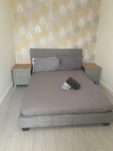 Ce lit se trouve dans un dortoir doté de 2 tables de chevet et d'un lit sidx sidx. dans l'établissement The big one High Street, à Blackpool