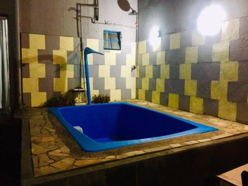 uma grande banheira azul num quarto em Piscina Casa Floresta/Sta Teresa/Central/Contorno/Serraria Souza Pinto/Area Hospitalar em Belo Horizonte
