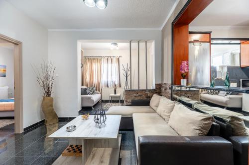 un soggiorno con un divano e un tavolo di Sun & Waves Beachfront Suite a Lampi