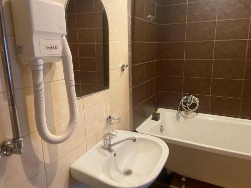 W łazience znajduje się umywalka i wanna. w obiekcie Park Hotel Kekava w mieście Ķekava