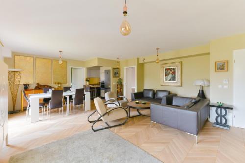 un salon avec un canapé et une table dans l'établissement EXIGEHOME-Comme une maison avec jardin et parking privé, à Versailles