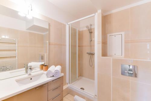 une salle de bain avec une douche, un lavabo et une baignoire dans l'établissement EXIGEHOME-Comme une maison avec jardin et parking privé, à Versailles