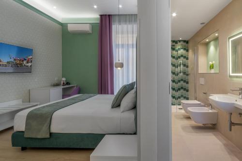 Ένα ή περισσότερα κρεβάτια σε δωμάτιο στο Lovelia: Sorrento Square Lovely Suite
