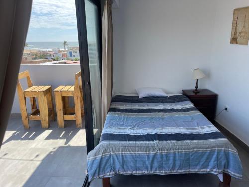 - une chambre avec un lit et une vue sur l'océan dans l'établissement Habitación con vista al mar, à Pimentel