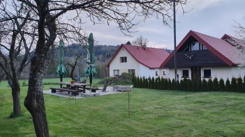 una casa con un tavolo da picnic in un cortile di Wellness-Beskydy a Prostřední Bečva