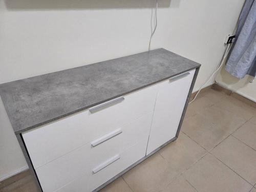 - un comptoir de cuisine avec un comptoir gris dans l'établissement Charming Beachside Bedroom, Conveniently Close to Dubai Airport (14 Minutes Away), à Dubaï