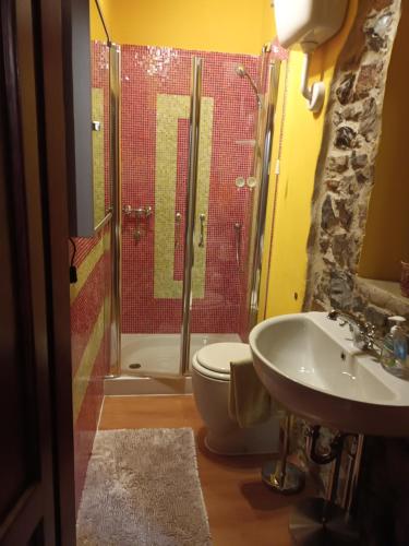 ein Bad mit einer Dusche, einem WC und einem Waschbecken in der Unterkunft La Mimosa di Bellano in Bellano