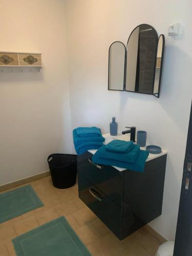 ein Bad mit einem Waschbecken und einem Spiegel in der Unterkunft Broc in Broc