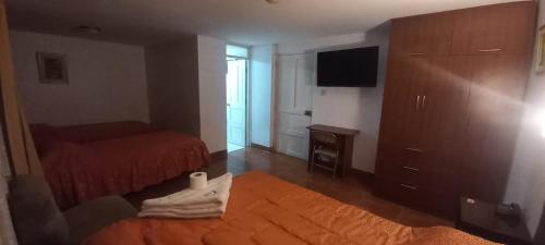 Dormitorio pequeño con cama y vestidor en HOTEL F0NTEs GLOBAL, en Tacna