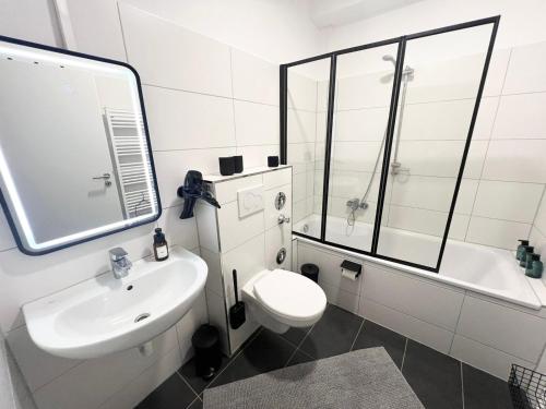 bagno bianco con lavandino e servizi igienici di 100m E-Ladestation - max 4 pers - Düsseldorf - Ruhrgebiet - Pilgerstätte a Velbert