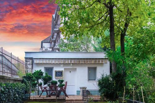 House w/Castle View Garden, Wine, Garage, Netflix