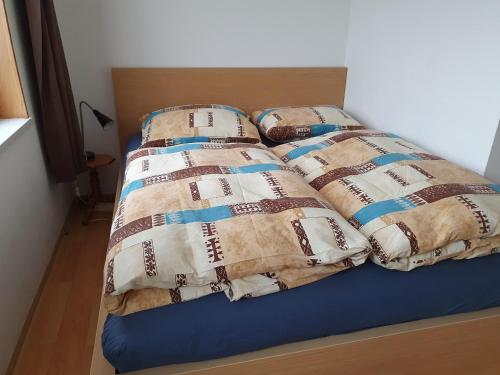 ein Bett mit zwei Kissen darüber in der Unterkunft Honighof Vierk in Langenleuba-Niederhain