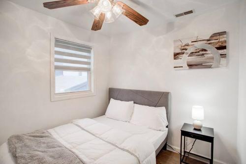 1 dormitorio con 1 cama y ventilador de techo en Cozy Lux 3bd House Heart of Fishtown Sleeps 8, en Filadelfia