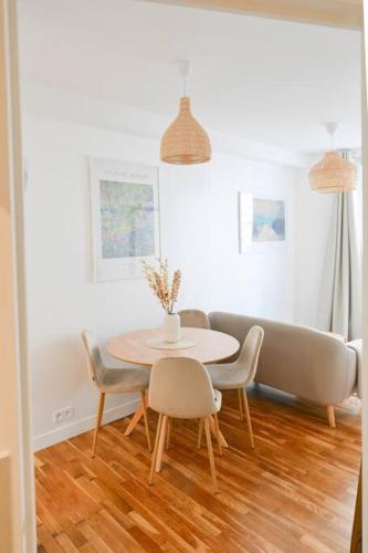 une salle à manger avec une table et des chaises dans l'établissement We Parisian The Marais Cozy Home, à Paris