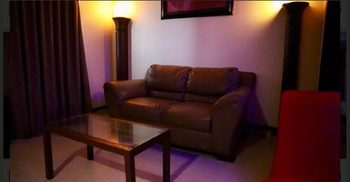a living room with a couch and a coffee table at Hotel Dali in Reynosa