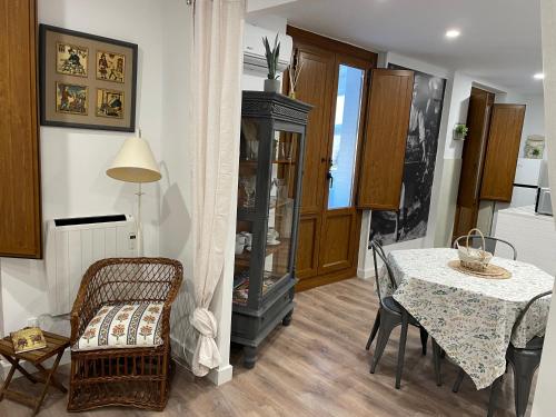 una sala da pranzo con tavolo e tavolo con sedie di Apartamento El mirador de Olite a Olite