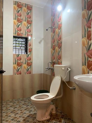 a bathroom with a toilet and a sink at Casa De Calangute Beach in Calangute
