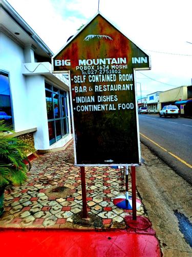ein Schild auf der Straßenseite in der Unterkunft Big mountain inn in Moshi