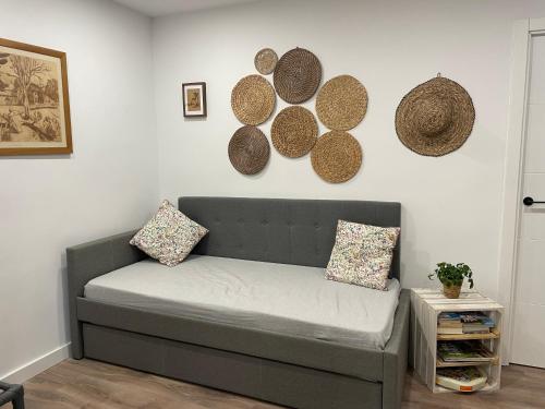 - un canapé dans le salon avec deux oreillers dans l'établissement Apartamento El mirador de Olite, à Olite