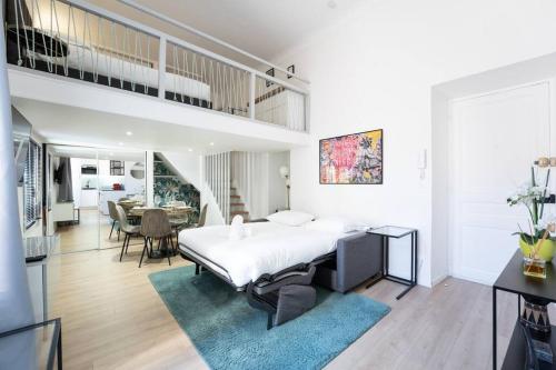 una camera con un grande letto e un soggiorno di Monte Carlo Monaco Border - Luxury - Cozy - Loft - Mezzanine a Beausoleil