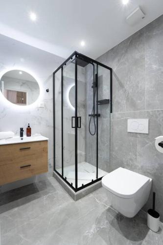 une salle de bain avec une douche, des toilettes et un lavabo dans l'établissement Monte Carlo Monaco Border - Luxury - Cozy - Loft - Mezzanine, à Beausoleil