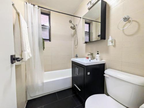 ein Badezimmer mit einem WC, einem Waschbecken und einer Badewanne in der Unterkunft Lavish Downtown Manhattan Oasis in Union Square in New York