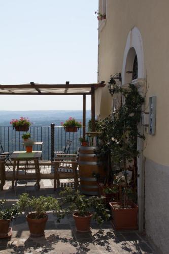 a balcony with a table and chairs and plants at B&B Casa Mila' in Pretoro