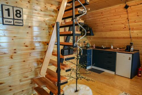 eine Wendeltreppe in einem Blockhaus in der Unterkunft AMO in Gudauri