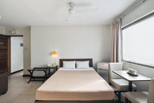 Governor Forbes Inn - Manila City Center tesisinde bir odada yatak veya yataklar