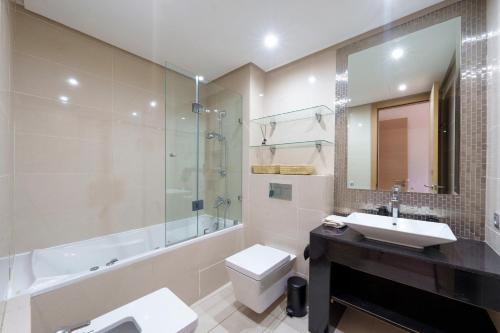 La salle de bains est pourvue d'un lavabo, de toilettes et d'une douche. dans l'établissement Stylish Bliss - Dream Apartment, à Marrakech