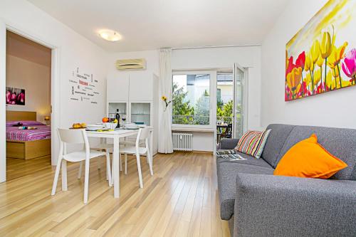 sala de estar con sofá y mesa en Riva Lago e Spiaggia Apartment 2, en Riva del Garda