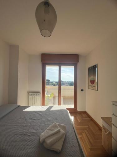 a bedroom with a bed and a large window at Mi Casa Es Tu Casa in Rome
