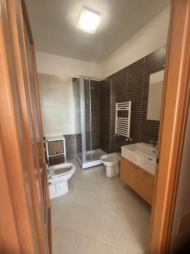 a bathroom with a toilet and a sink at Mi Casa Es Tu Casa in Rome