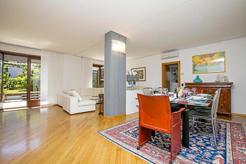 ein Esszimmer und ein Wohnzimmer mit einem Tisch und Stühlen in der Unterkunft Elegance Suite Isabella in Riva del Garda
