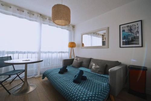 un salon avec un canapé et une table dans l'établissement Appartement au calme rénové & climatisé en Plein centre du port, à La Grande Motte